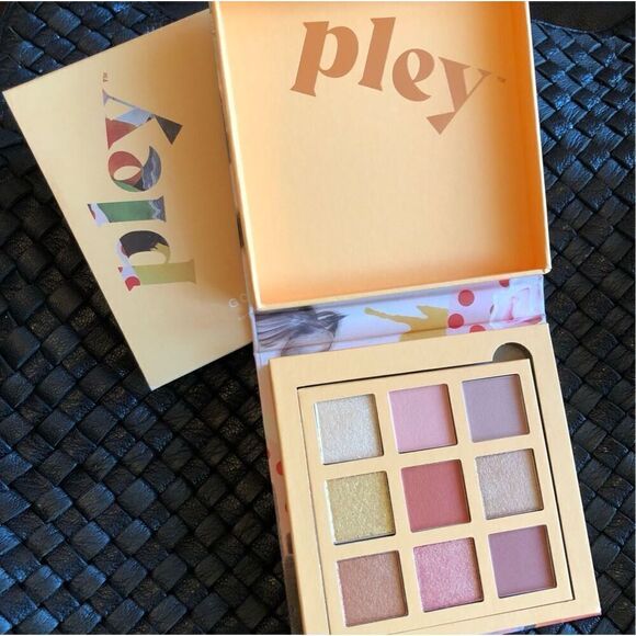 PLEY BEAUTY (by Urban Outfitters). NWT - Eyeshadow Palette in GOLDEN GIRL - Picture 13 of 13